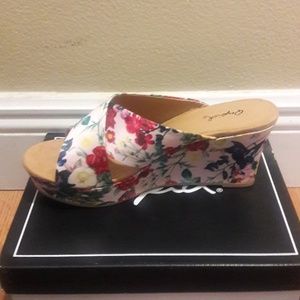 🎉HP🎉 Quipid Blush wedge heel